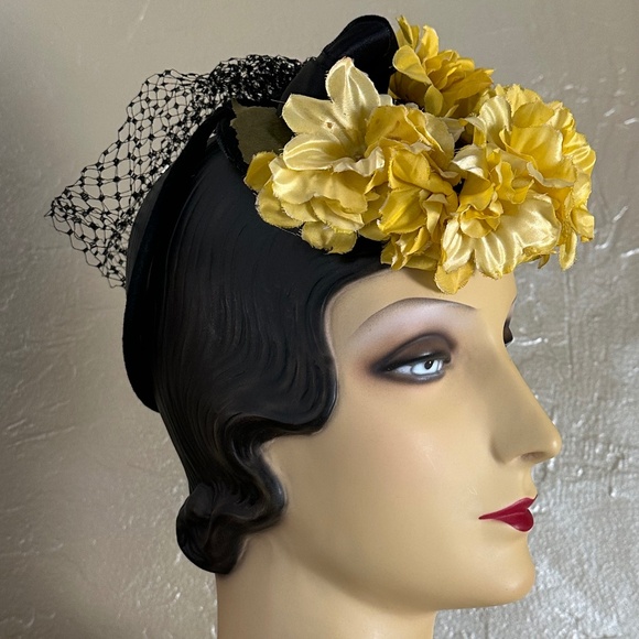 CHEERFUL 1930s\' BLACK FELT TILT HAT + YELLOW FABRIC FLOWERS main image 5